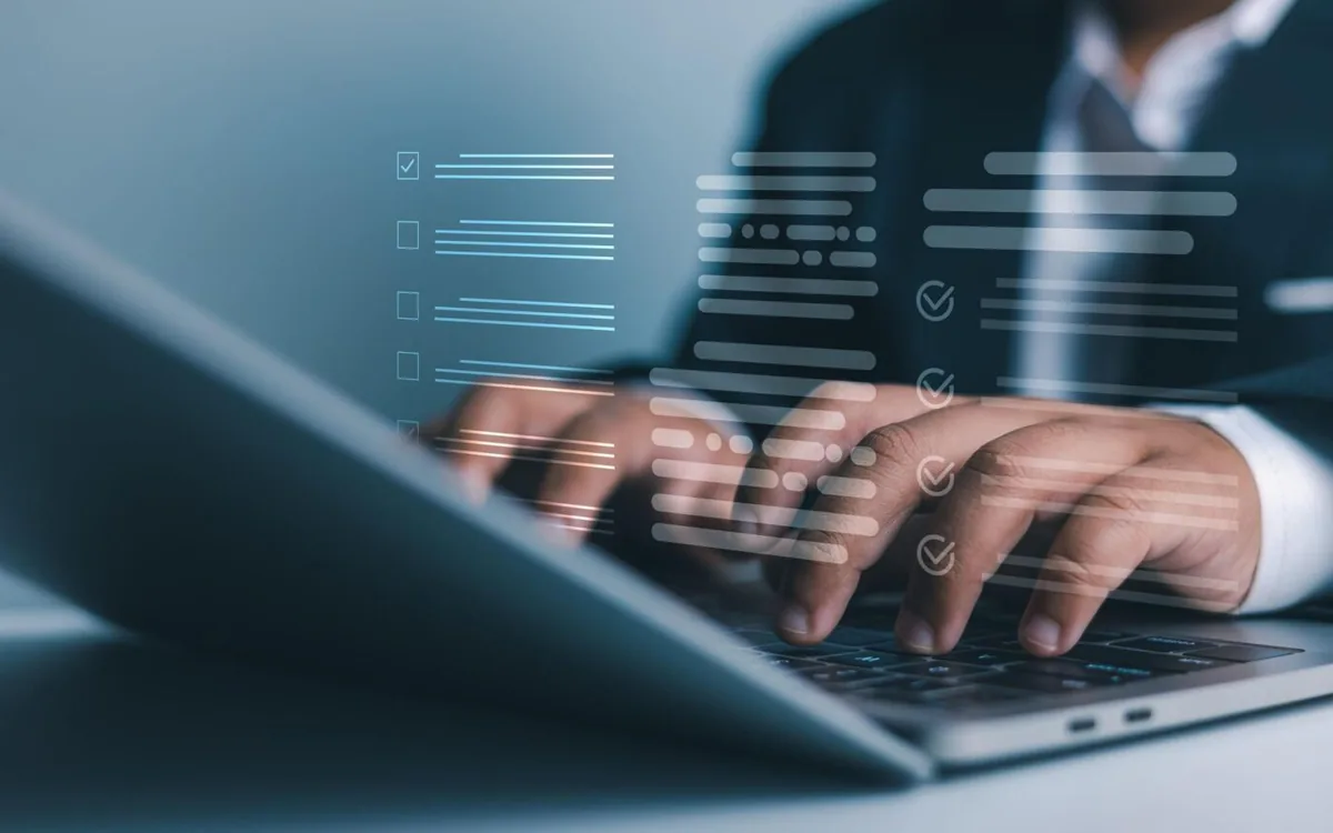 Advisor working with structured organisational information